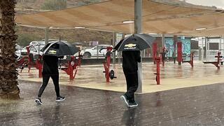 מזג אוויר סוער בחוף בת ים