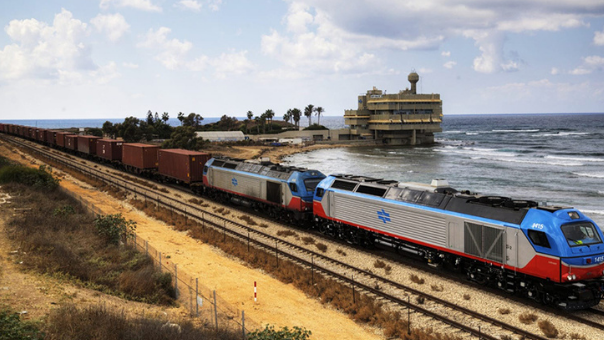 הרכבת עוברת על קו החוף