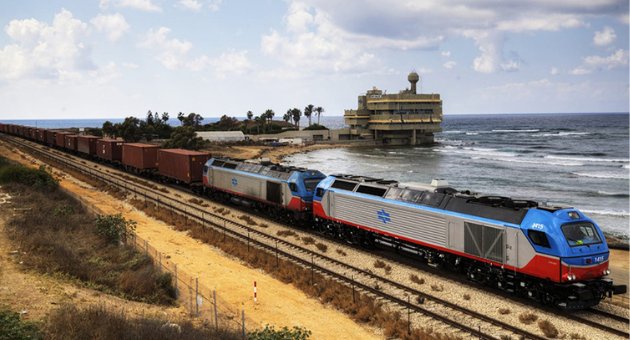 הרכבת עוברת על קו החוף