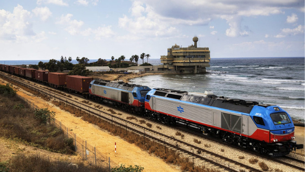 הרכבת עוברת על קו החוף