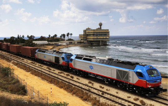 הרכבת עוברת על קו החוף