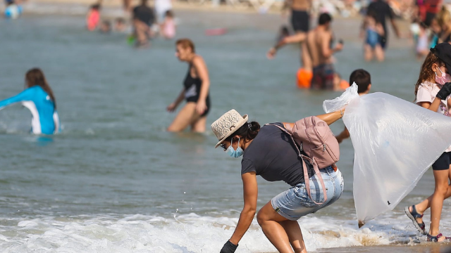 מנקים את חופי הים בהרצליה