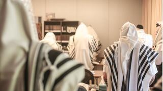 מתפללים בית כנסת