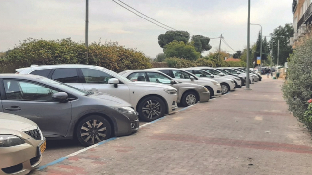 מצוקת החניה ברחוב. "העומס גדל"
