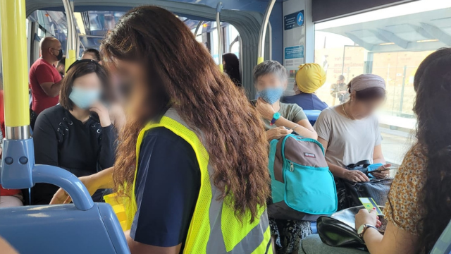 פקחית ברכבת הקלה. למצולמים אין קשר לכתבה. מטושטש