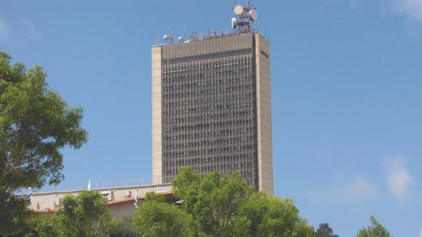 נכנסת לתחומי העיצוב והארכיטקטורה. האוניברסיטה
