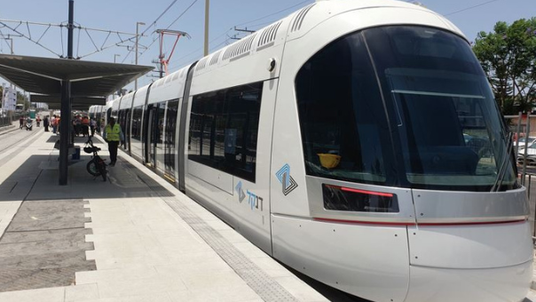 הרכבת הקלה במהלך נסיעת מבחן בעיר