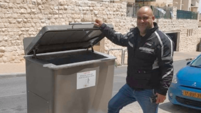 גורני ליד פח אשפה מוטמן