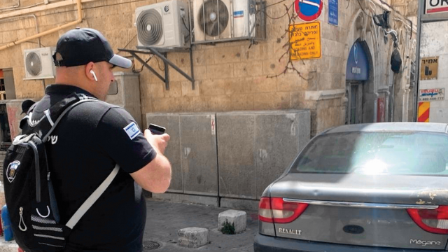 פקח מחלק דוח (למצולם אין קשר לידיעה)