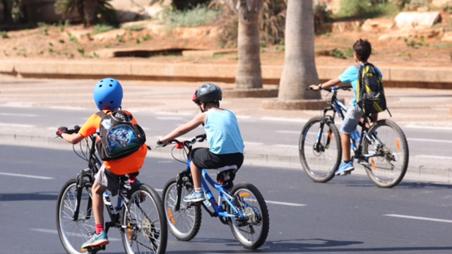 רוכבים על אופניים ביום כיפור