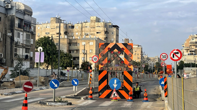 עבודות הרכבת הקלה בחולון. עומדים בפקקים