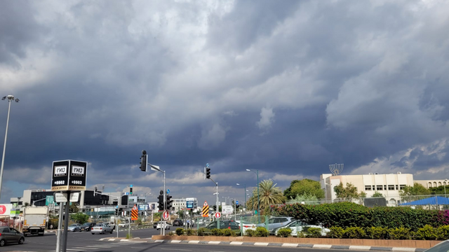 עננים ענני גשם מעל פתח תקוה - תמונת פייסבוק