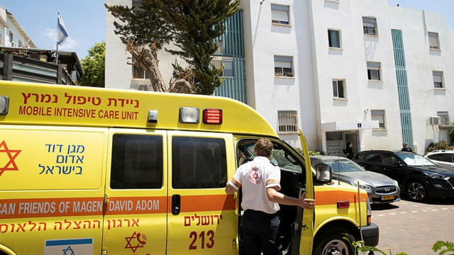 ניידת מד"א בעיר (למצולמים אין קשר לנאמר) 