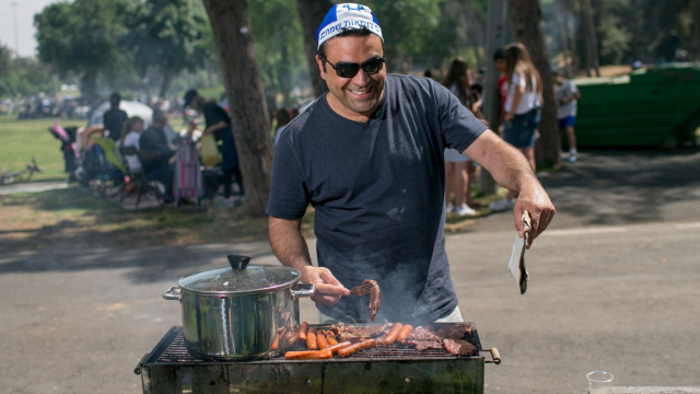 מנגל ביום העצמאות בגן סאקר