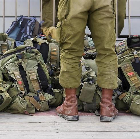 חייל במדים