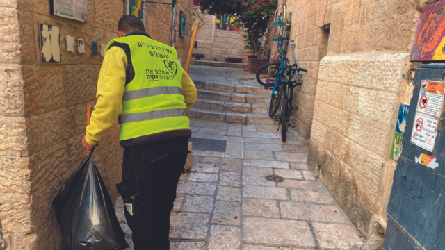 עובד ניקיון מטעם העירייה. "ירושלים היא העיר הנקייה בישראל"