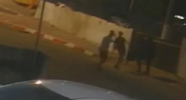חשודים כי ארבו ושודדו צעיר ליד בנק בעפולה