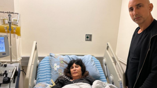 ירון רוט עם אימו בבית החולים