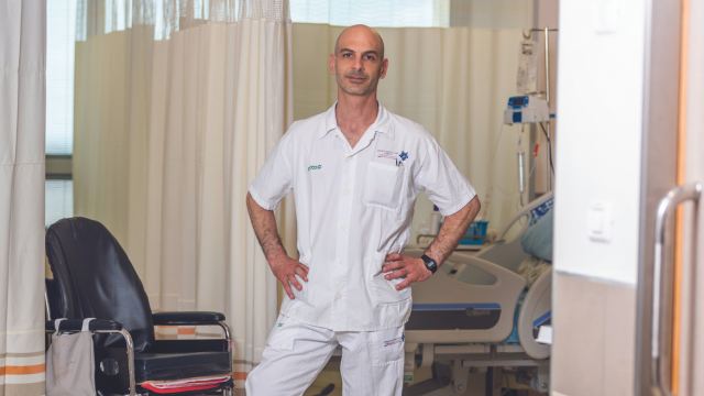 שמואל בבית לוינשטיין. "אין טוב יותר מלשנות לאדם חוויה רעה לחוויה של נחמה"
