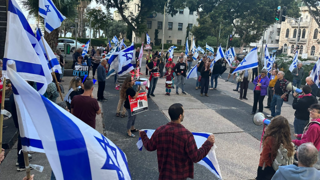 המחאה ברחבת העירייה