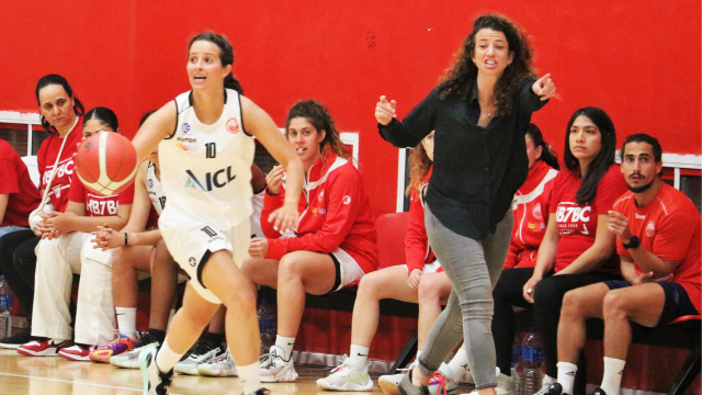 פרידמן (בחולצה השחורה). "כולן צריכות להיות במיטבן כדי לעבור את כרמיאל"
