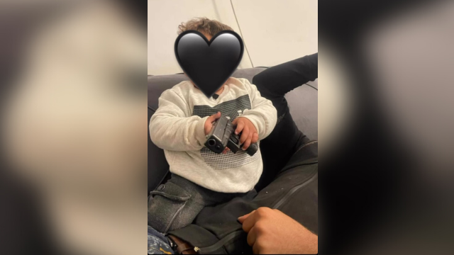 פעוט מחזיק אקדח