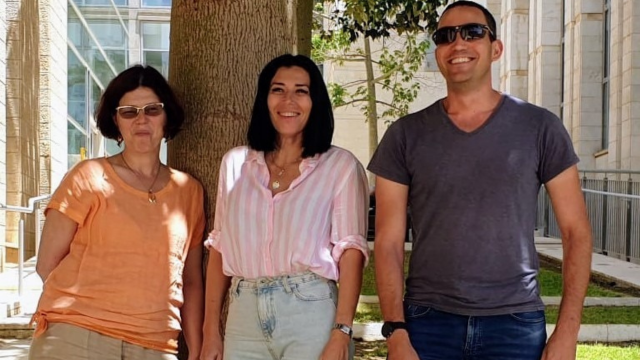 מימין לשמאל: מתן בכנר, אלה גולנדברג, אולגה, אחות חדר ניתוח שנקלעה למקום