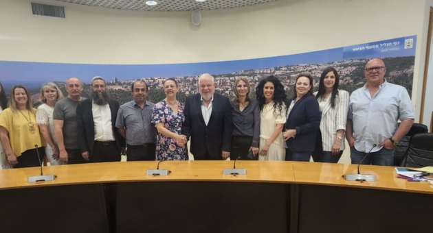 ראש העיר רונן פלוט עם אנשי החינוך בעירייה