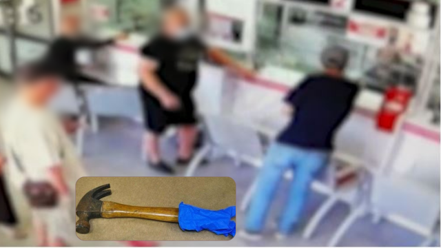 שלף את הפטיש והיכה בעוצמה על השולחן