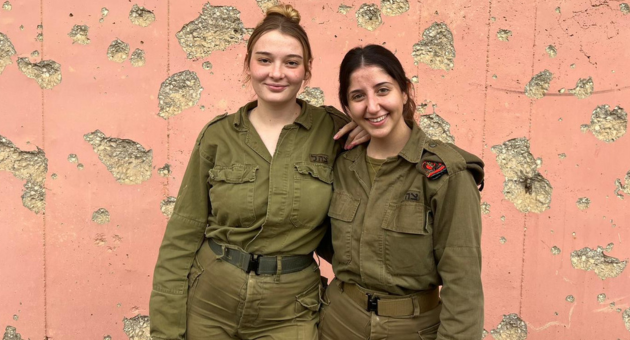 דנה לוי (מימין) ואמה ויצמן