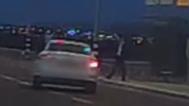 הרכב סטה לעבר אדם שעמד בתחנה
