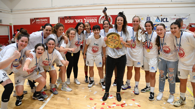 פרידמן (עם הצלחת) בחגיגות לאחר הניצחון על כרמיאל