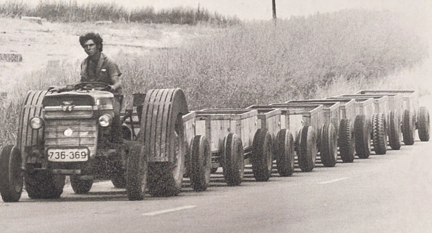 דודו זכאי על טרקטור בשנת 1973 