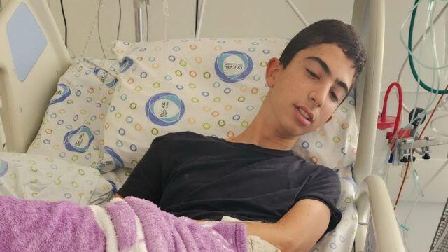 נדב קרבי ואימו נירית בבית החולים