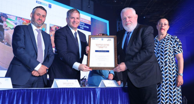ראש העיר רונן פלוט מקבל את הפרס משר החינוך יואב קיש