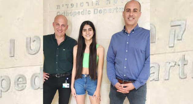 שירה שיר מלכאן עם הרופאים שטיפלו בה