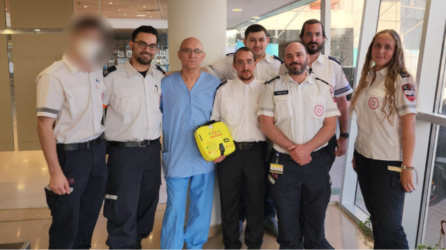 פליקס ענני עם צוות מד"א
