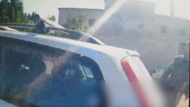 שוטרי זכרון יעקב עוצרים רכב לביקורת