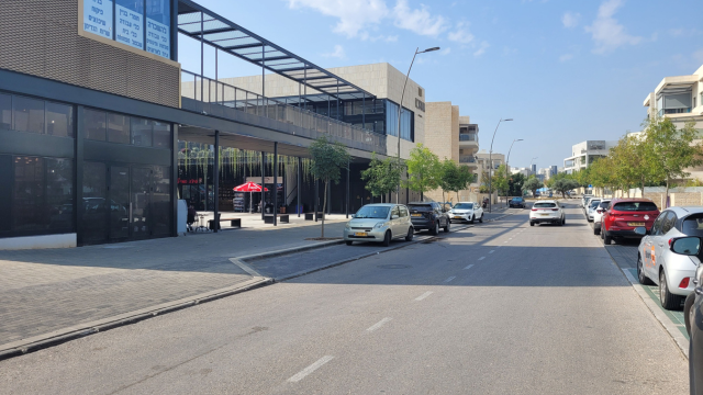 הכביש בין הפארק למרכז המסחרי בשכונת הציפורים