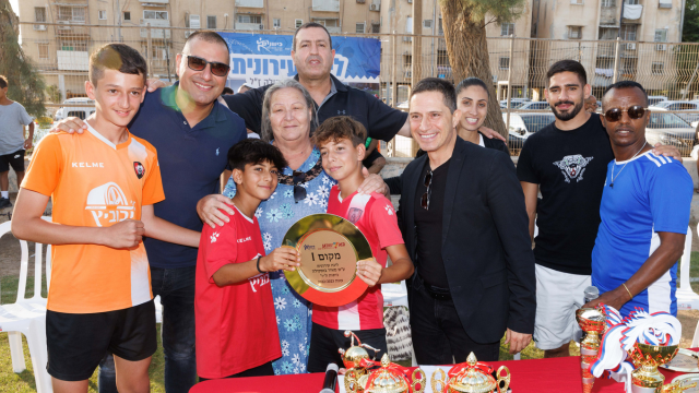 שחקני ערד, אלופת ילדים א', מקבלים את צלחת האליפות