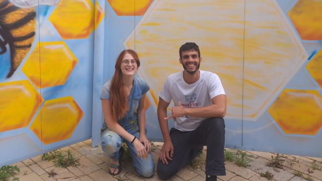 ברק ודנה עם הציורים שציירו בבית-ספר "קרן אור"