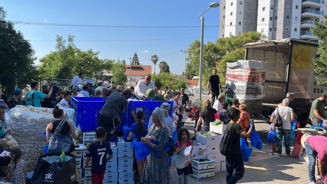 מכירת הפירות והירקות בפרדס חנה