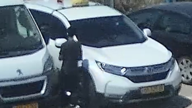החשוד, כפי שנקלט במצלמות האבטחה