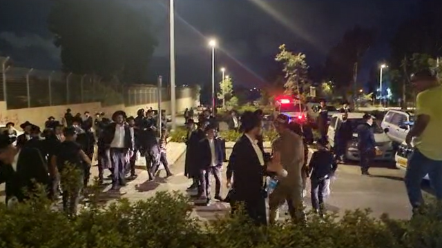 המפגינים ליד מתקן הכליאה נווה צדק