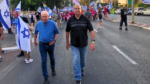 בוגי יעלון ופרופ' אברהם הרשקו בצעדה
