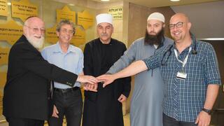 מושיטים ידיים לשלום