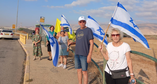 החיבוק של תושבי הבקעה למשפחת אמיר מקיבוץ מירב