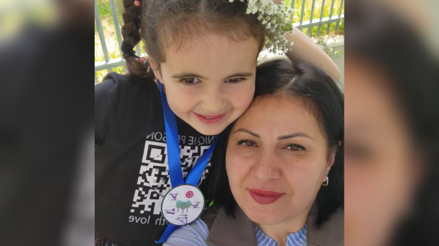 ג'וליה חנוכייב ובתה. "תוצאות מדהימות"