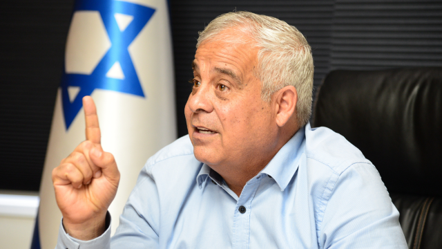 ביטון. סבור שקבוצות תאלצנה לשלם לשחקנים בשחור