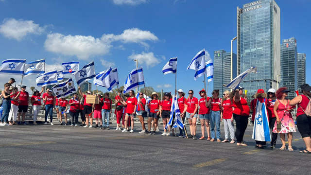 המפגינות עם חולצות אדומות